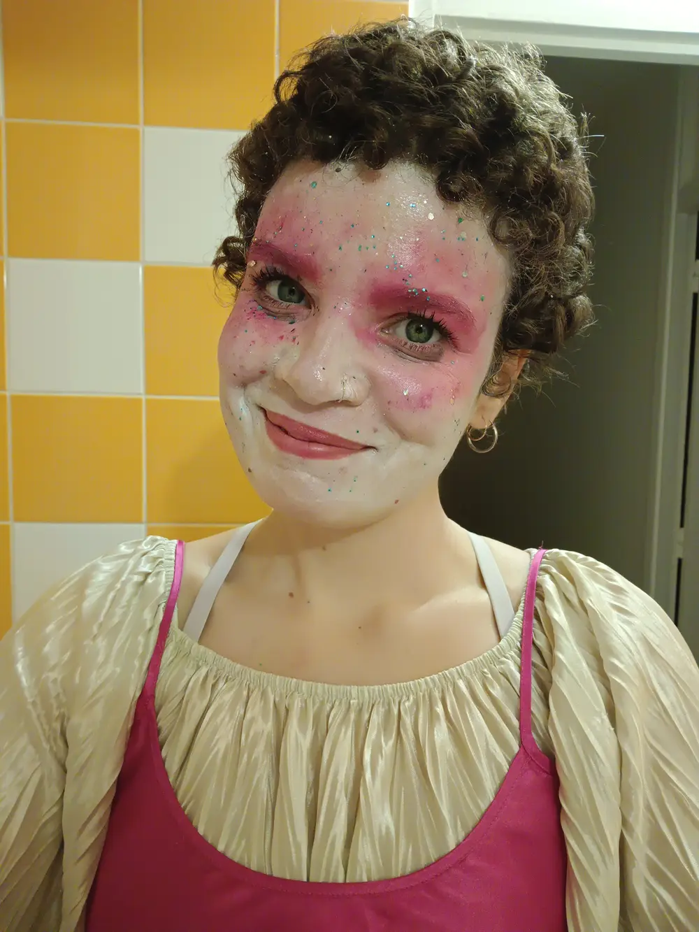 Rose souriante, maquillage de scène rose et doré